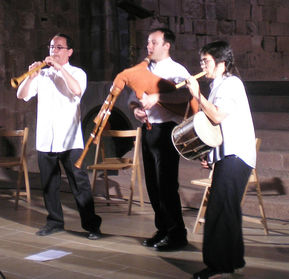 Taller de la formación musical tradicional catalana "Cobla de tres quartans" y pasacalles del grupo de Gaitas de Odre dela escuela de Música Popular de Oiartzun