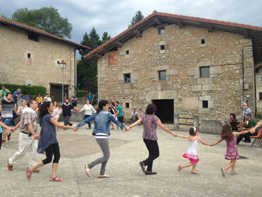 Dantza-plazan (Romeria). Bailes populares de Larraun. Beltran trío Grupo de Baile Basakaitz