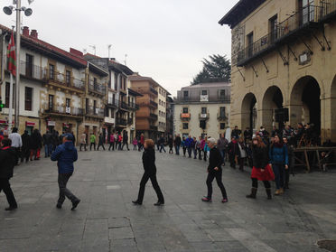 Danza en la plaza del pueblo